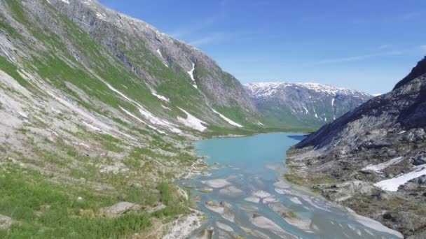 Luftaufnahme in der Nähe des nigardsbreen-Gletschers im nigardsvatnet jostedalsbreen Nationalpark in Norwegen an einem sonnigen Tag - Filmmaterial, Video