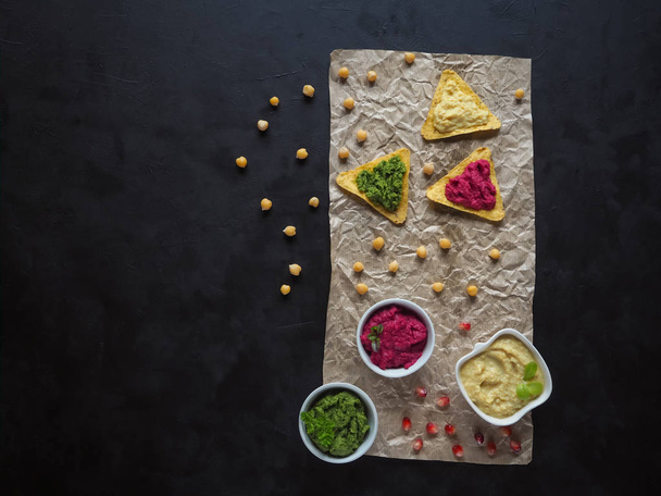 Nachos Chips mit Hummus. Tortilla-Chips mit Guacamole, Taramasalata und Hummus. - Foto, Bild