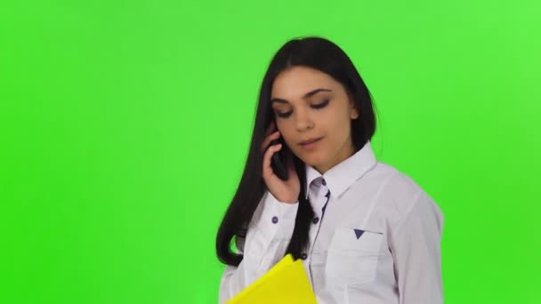 Attraente donna d'affari che parla al telefono, tenendo appunti
 - Filmati, video