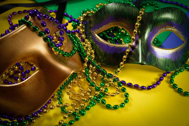 Mardi Gras naamio helmiä keltaisella pohjalla
 - Valokuva, kuva