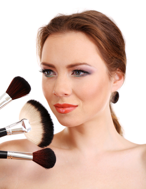 portrét krásné ženy s make-up štětce, izolované na bílém - Fotografie, Obrázek