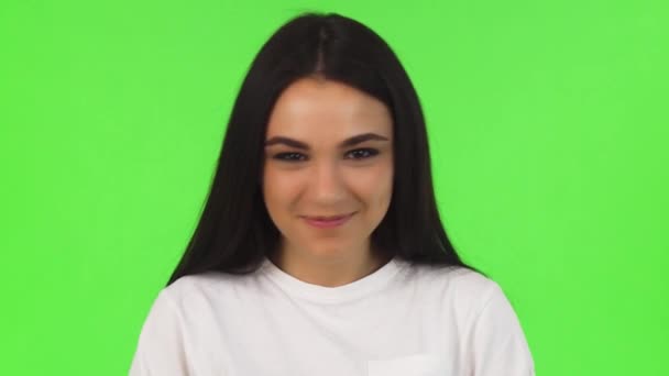 Stúdió zár-megjelöl-ból egy boldog lány remek felbukkan zöld háttér - Felvétel, videó