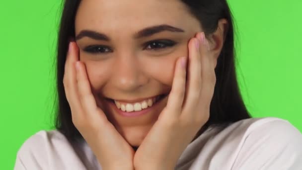 Bliska piękne nastoletnie dziewczyny uśmiechający się bańki jej twarz w dłoniach - Materiał filmowy, wideo