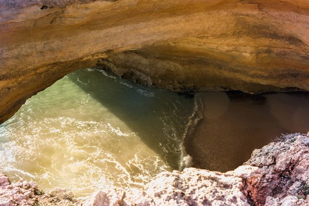 Θαλάσσιο σπήλαιο στο Benagil Beach, Algarve, Πορτογαλία, μεταξύ Carvoeiro και Armao de Pra.Benagil, Lagoa, Faro, Portimao, Algarve, Πορτογαλία, Ατλαντικός Ωκεανός. - Φωτογραφία, εικόνα