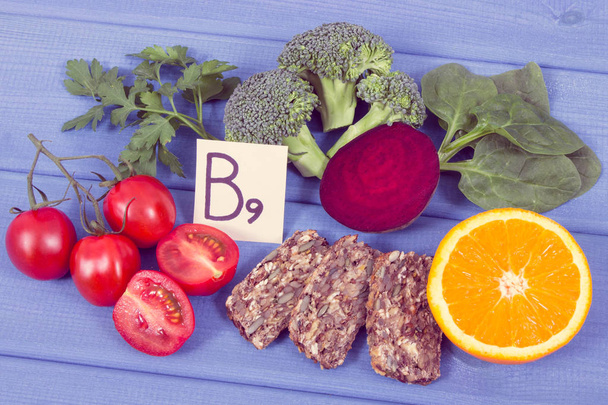 Productos nutritivos que contienen vitamina B9, fuentes naturales de minerales y ácido fólico, concepto de nutrición saludable - Foto, Imagen