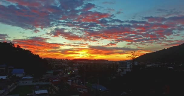 vista aerea sopra Kata villaggio Phuket nel tempo del tramonto. panorama scenario tramonto nel mare delle Andamane. piccola isola di Pu al centro della spiaggia di Kata e Karon
. - Filmati, video