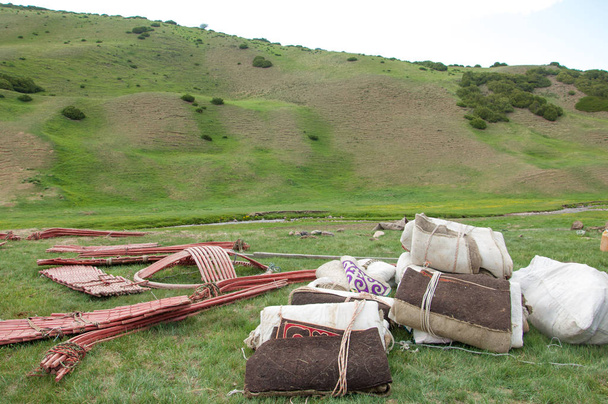 2014 年 7 月のカザフスタン パオの建設。フェルトやトルコ、カザフスタン、モンゴルの遊牧民によって使用される、折りたたみ可能なフレームワーク上のスキンの円形テント. - 写真・画像