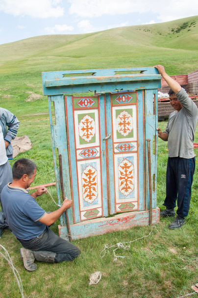 Kazachstán v červenci 2014 konstrukce jurty. kruhový stan z plsti nebo kůže na skládací rámce, používaný kočovníci v Mongolsku, Kazachstánu a Turecko. - Fotografie, Obrázek