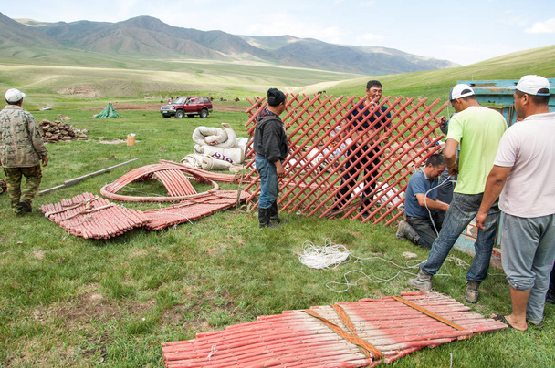 Kazakstan heinäkuussa 2014 rakentaminen juurtti. pyöreä huopa- tai nahkateltta kokoontaitettavassa kehyksessä, jota nomadit käyttävät Mongoliassa, Kazakstanissa ja Turkissa
. - Valokuva, kuva