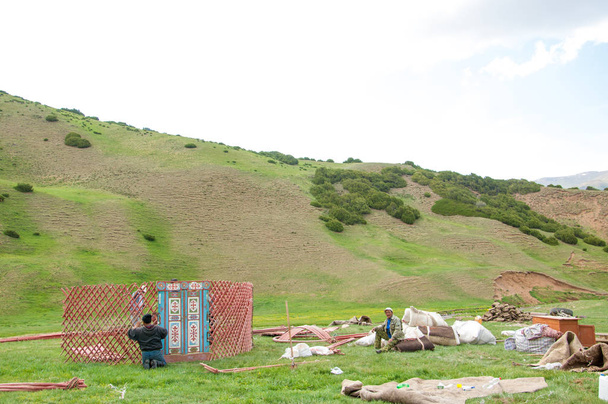 Kasachstan im Juli 2014 Bau der Jurte. ein rundes Zelt aus Filz oder Fellen auf einem zusammenklappbaren Gerüst, das von Nomaden in der Mongolei, Kasachstan und der Türkei benutzt wird. - Foto, Bild