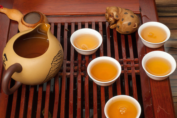 . Chinese thee cultuur verwijst naar hoe thee bereid is evenals de gelegenheden wanneer mensen thee in China consumeren - Foto, afbeelding
