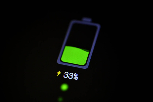 Batterijniveau-indicator op een smartphone, zwarte achtergrond, beeld van een - Foto, afbeelding