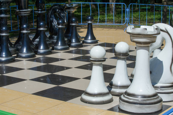 Textur, Hintergrund. Hintergrund. Großschach im Park. Großes Schachspiel auf dem Boden im Park - Foto, Bild
