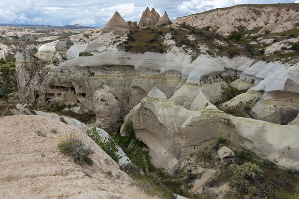 Scogliere di arenaria rossa e bianca, antiche grotte in un paesaggio montano tra le valli della Cappadocia, Turchia centrale
 - Foto, immagini