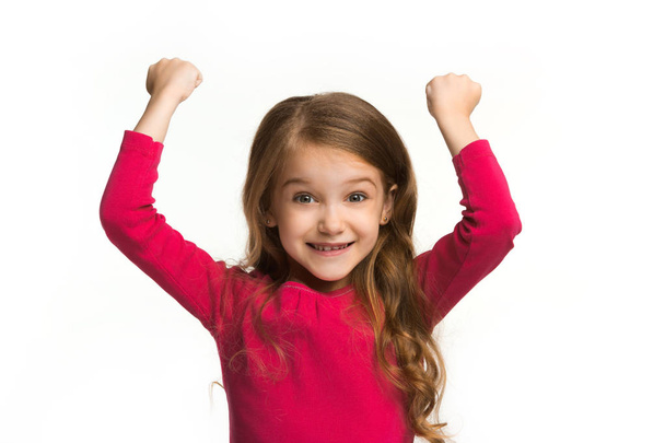 Dospívající dívka šťastný úspěch slaví, že vítěz. Dynamická energický obraz ženského modelu - Fotografie, Obrázek