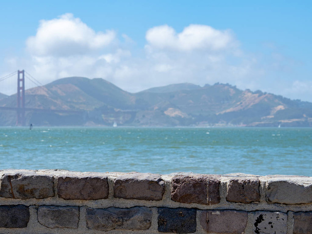 Parede de concreto com Baía de São Francisco e Marin à distância
  - Foto, Imagem