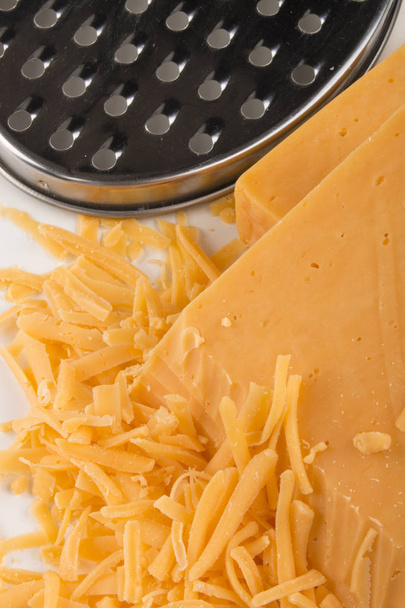 Ирландский органический красный сыр с тертым чеддером с пониженным содержанием жира
 - Фото, изображение