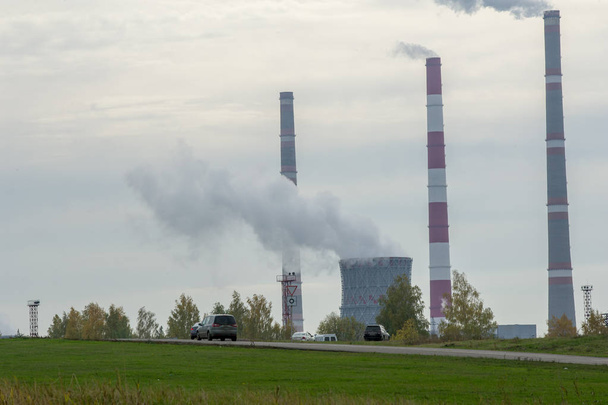 Міський краєвид, труби ТЕЦ. повітряного забруднення диму від трьох заводських димарів. Електростанція - Фото, зображення