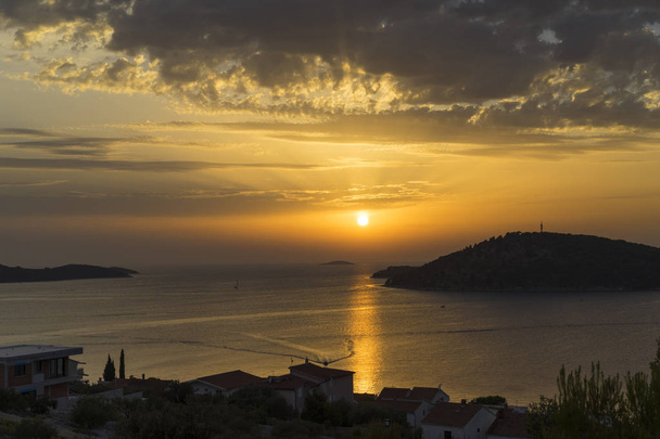 Beau coucher de soleil sur la mer Adriatique en Croatie, Europe
. - Photo, image