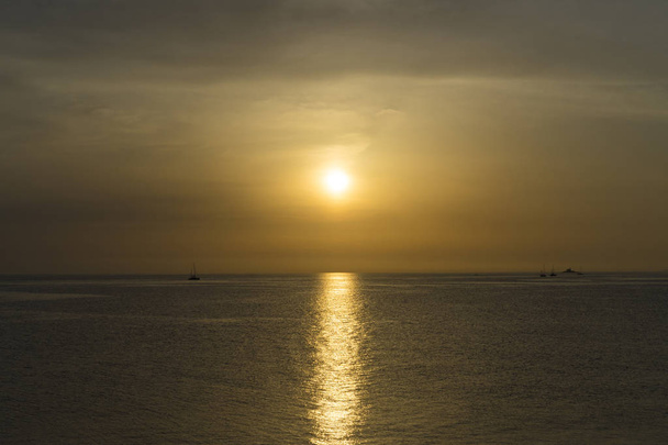 Hırvatistan Adriyatik Denizi güzel günbatımında. Güzel renkli yaz akşam. Sakin, huzurlu, neşeli ve mutlu arka plan görüntüsü. Güzel doğa ve manzara Dalmaçya. - Fotoğraf, Görsel