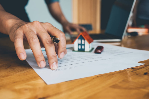 Nahaufnahme von Immobilien bestätigen Hypothekenvertrag (Makler-Kunde unterzeichnet Vertrag) - Immobilienkonzept - Foto, Bild
