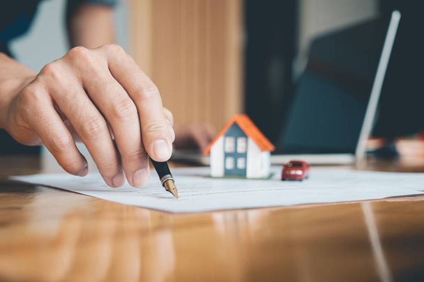 Close-up de imóveis confirmar contrato de hipoteca (agência imobiliária contrato de assinatura do cliente) - Conceito imobiliário
 - Foto, Imagem