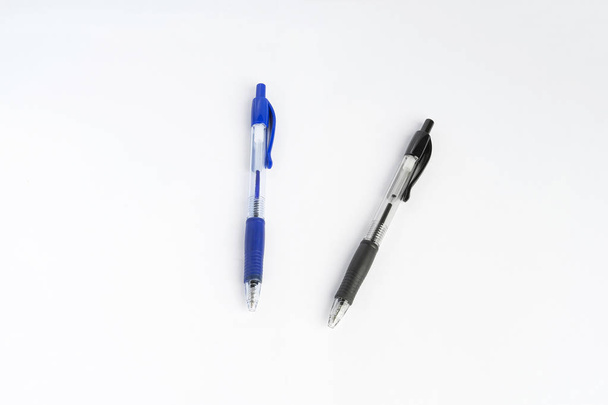 Twee pennen op witte achtergrond - Foto, afbeelding