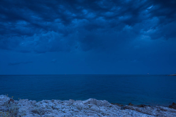 Hermoso mar Adriático en Croacia por la noche, Europa
 - Foto, Imagen