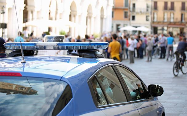 Voiture de police avec sirènes bleues sur la place principale de la ville de Vicence dans le nord de l'Italie
 - Photo, image