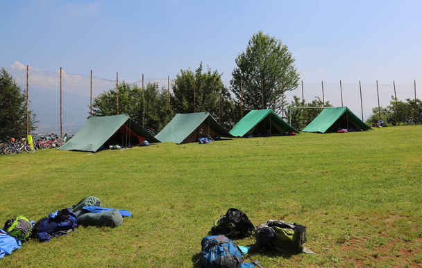Otevřete stany skautského tábora s batohy, které jsou roztroušeny po celém - Fotografie, Obrázek