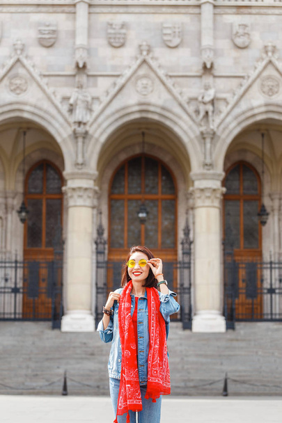 Happy asian casual woman student enjoying great view of the Parliament building in Budapest city, travel in Europe concept - Foto, afbeelding