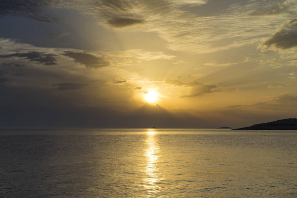 Prachtige zonsondergang op de Adriatische Zee in Kroatië Europa. - Foto, afbeelding
