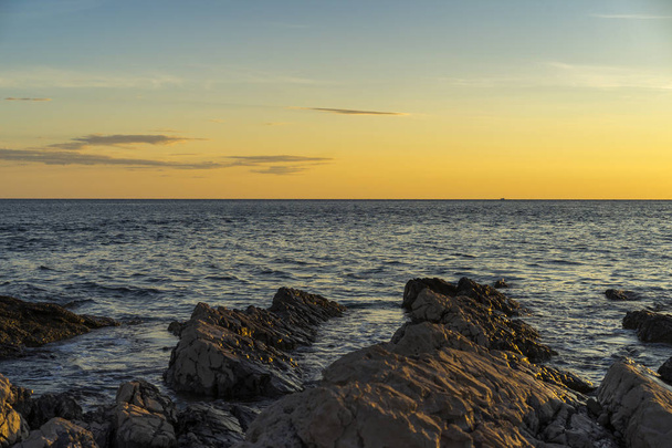 Coucher de soleil magnifique sur la mer Adriatique en Croatie Europe
. - Photo, image