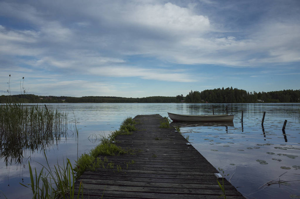 Πανέμορφη λίμνη στην Ευρώπη Σουηδία Σκανδιναβία.  - Φωτογραφία, εικόνα