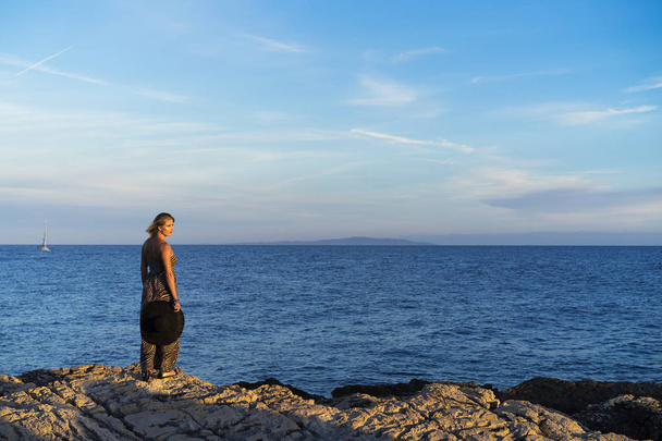 Красиві кавказьких білявка постановки відкритий на Адріатичне море в Європі Хорватії - Фото, зображення