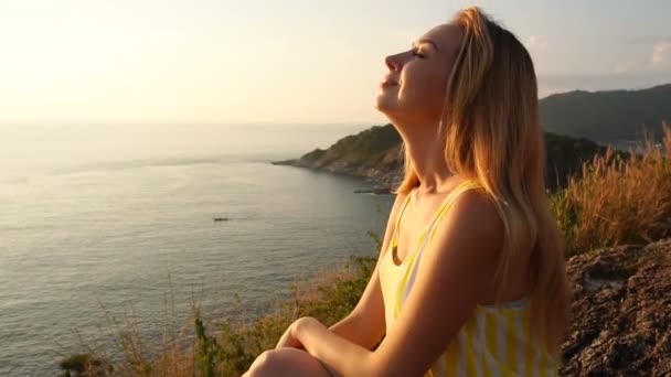 Dziewczyna student medycyny zwolnionym tempie, ciesząc się wschód słońca na morzu po joggingu - Materiał filmowy, wideo