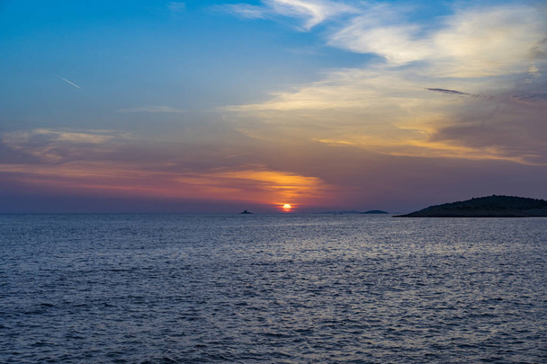 Гарний захід сонця на Адріатичне море в Європі Хорватії. - Фото, зображення
