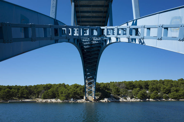 Blauwe brug over de Adriatische Zee in Kroatië Europa. Mooie warme zomerdag in Dalmatië. Mooie natuur foto. Prachtige oceaan en de kleurrijke blauwe hemel. - Foto, afbeelding