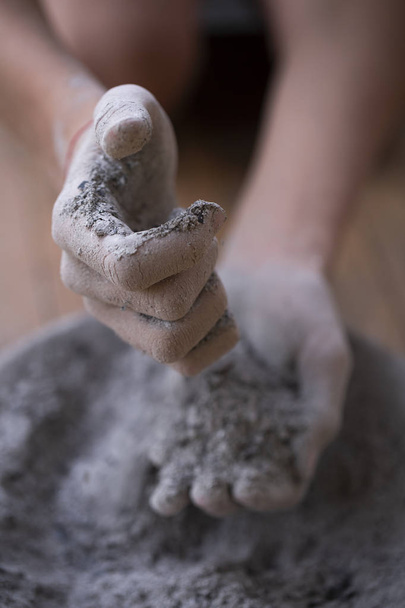 прах в руках, прах проливають крізь пальці рук
 - Фото, зображення