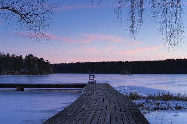 Colorido paisaje de invierno azul noche en el lago con un puente de madera
  - Foto, Imagen