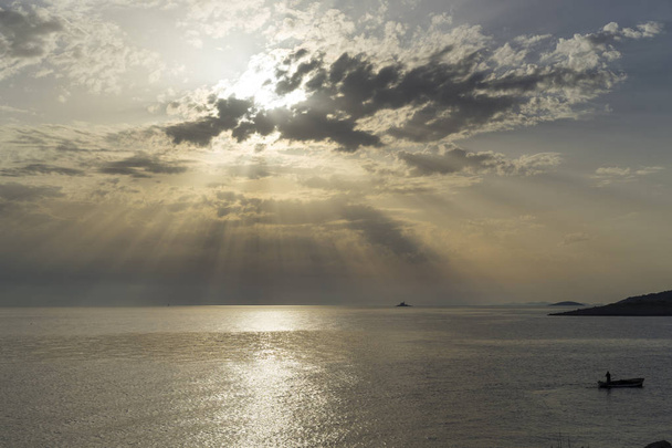 Prachtige zonsondergang op de Adriatische Zee in Kroatië Europa. - Foto, afbeelding