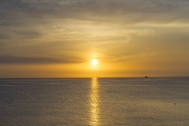 Prachtige zonsondergang op de Adriatische Zee in Kroatië. Nice kleurrijke zomeravond. Rustige, vredige, vrolijke en gelukkig achtergrondafbeelding. Prachtige natuur en landschap in Dalmatië. - Foto, afbeelding