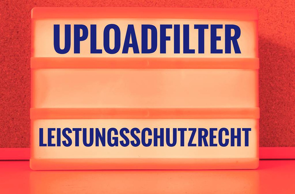 Işıklı kapı aynası ile İngilizce Upload filtre madde 13 yardımcı telif hakkı Alman sözleriyle Uploadfilter Artikel 13 Leistungsschutzrecht - Fotoğraf, Görsel