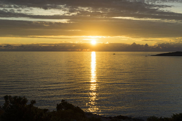 Гарний захід сонця на Адріатичне море в Хорватії, Європа. - Фото, зображення