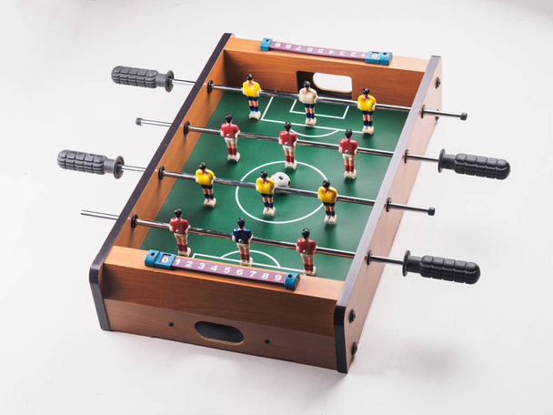 Mini futbolín de fútbol de mesa con jugadores y pelota. aislado
. - Foto, imagen