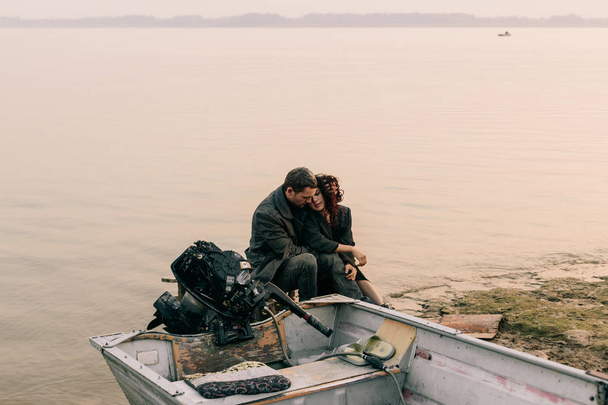 casal abraçando pela costa do oceano
 - Foto, Imagem