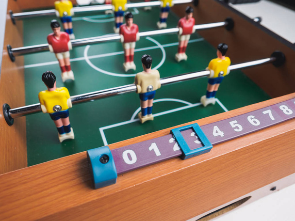 Mini futbolín de fútbol de mesa con jugadores y pelota
. - Foto, Imagen