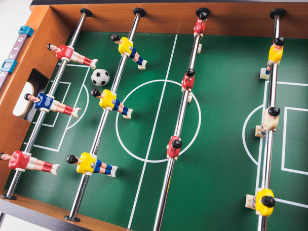 Μίνι τραπέζι ποδόσφαιρο ποδόσφαιρο ποδοσφαιράκι με παίκτες και μπάλα. - Φωτογραφία, εικόνα