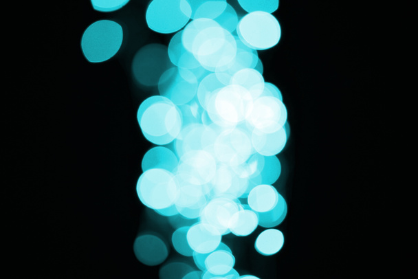 szép fényes defocused világos kék bokeh a fekete háttér - Fotó, kép