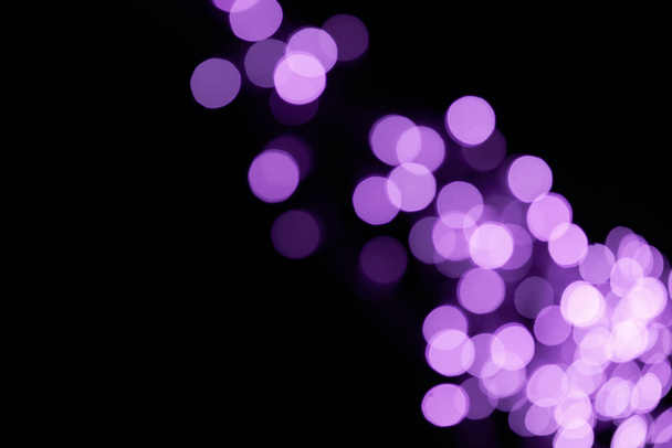 красивий блискучий розфокусований фіолетовий боке на чорному фоні
 - Фото, зображення